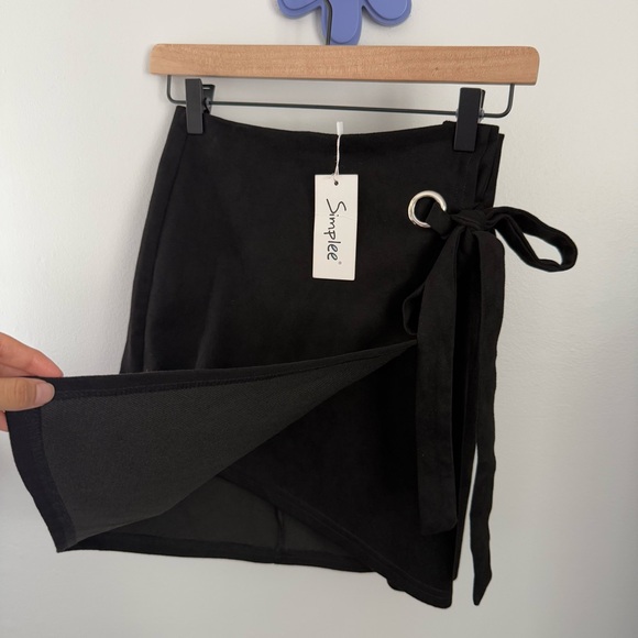 Simplee Medium NEW Black Mini Skirt Slit Cut Side Tie - Picture 2 of 10